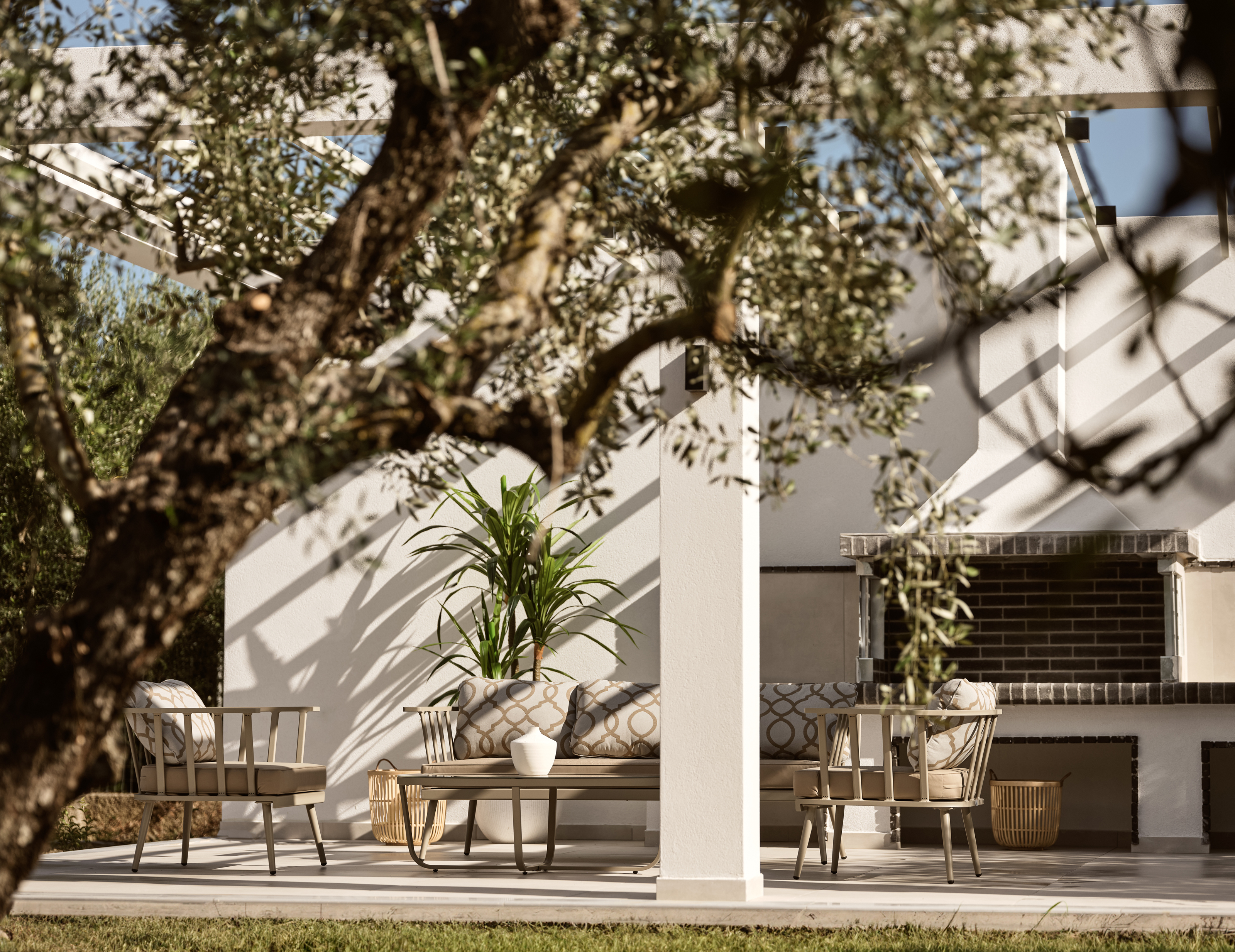 Outdoor settings, ideal for relaxed al fresco dining. Featuring a BBQ ( Charcoal).