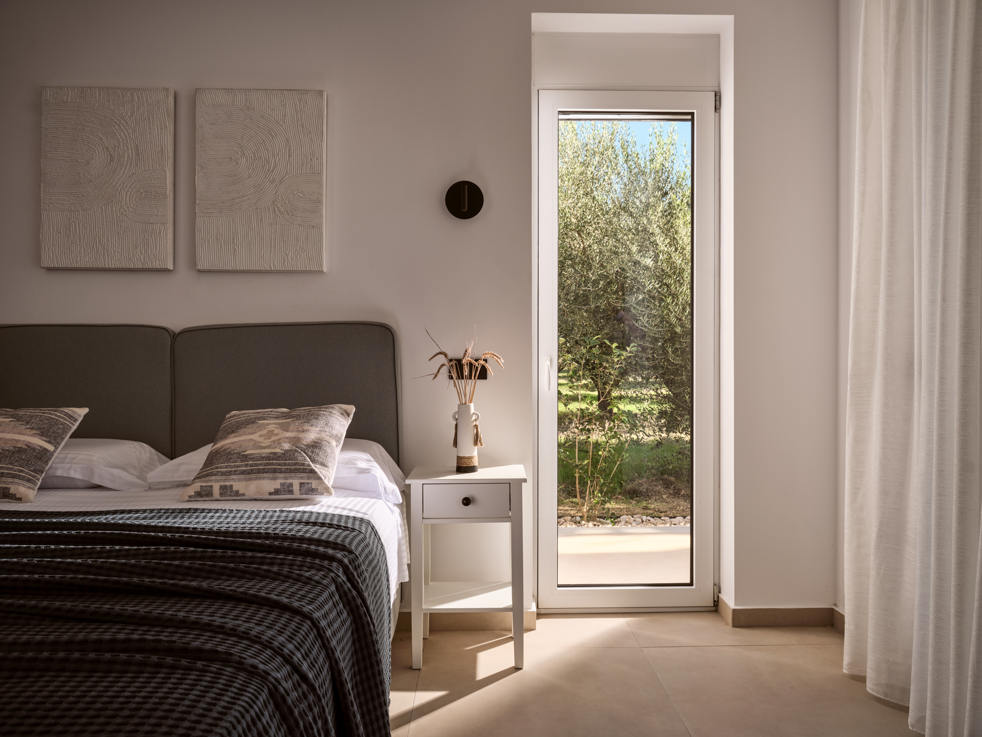 This nature lover´s king-size double bedroom brings the outdoors indoors.