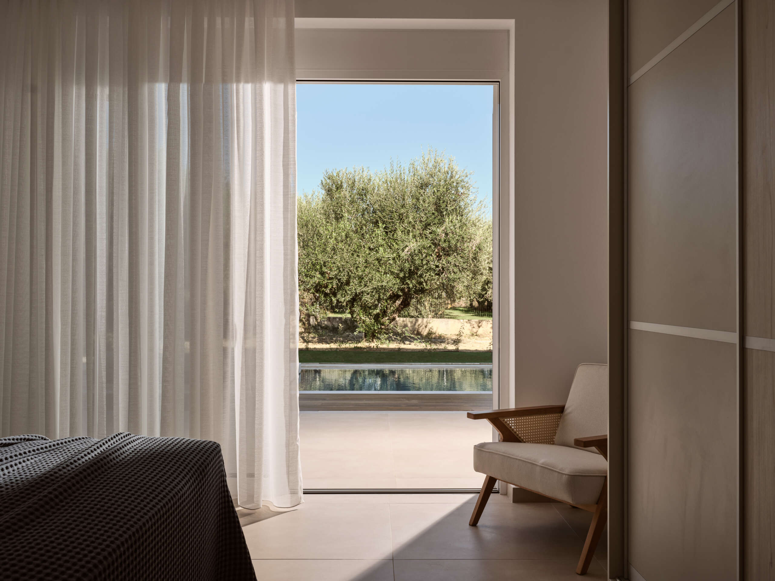 Bedroom settings with direct access to the terrace and pool.